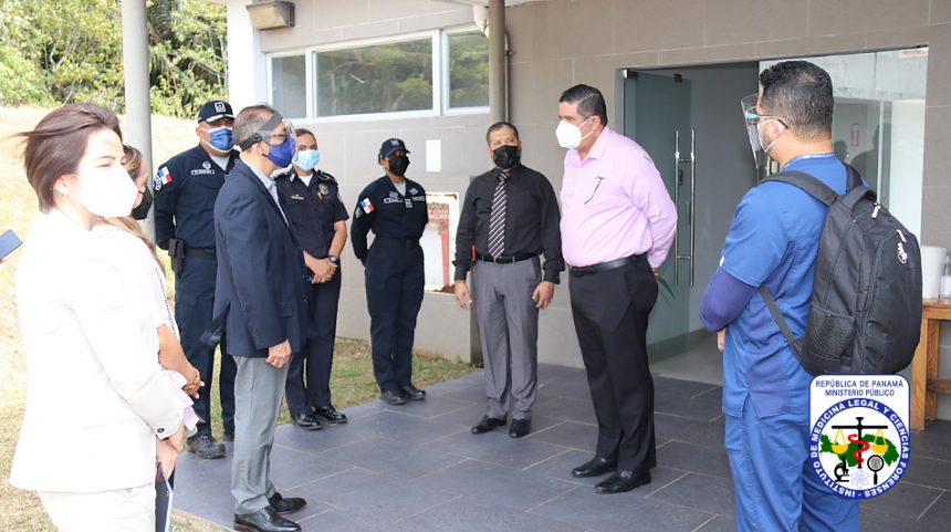 Director General Del IMELCF Visita El Laboratorio De Biología Molecular ...